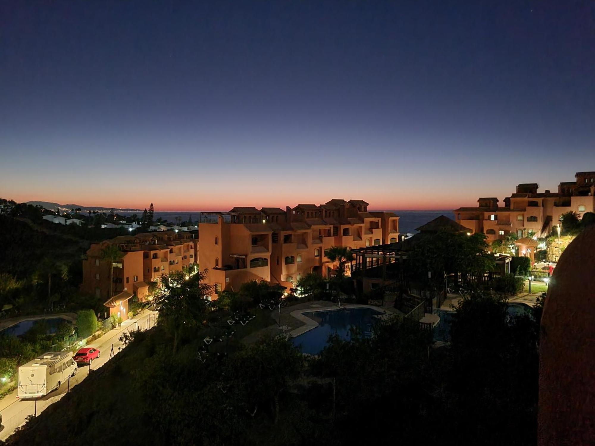 Sea View Penthouse Apartment With Hot Tub - Casa Bella Vista, Buenas Noches , Estepona Luaran gambar